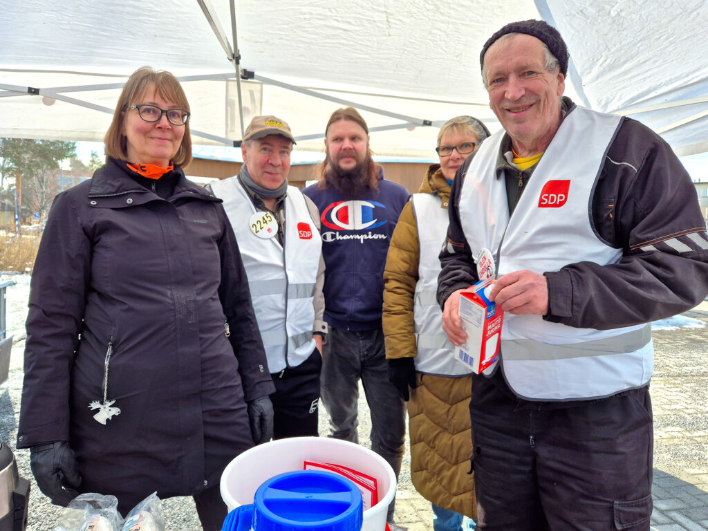 Entiset vasemmistoliittolaiset, Kirsi Tenhunen (vas.), Rauno Pikkarainen ja Pentti Ahponen juttelivat torilla ihmisille muutama viikko sitten SDP:n riveissä.