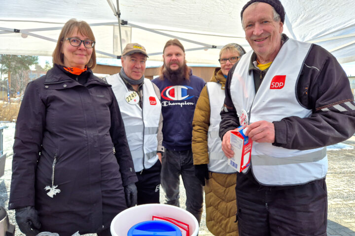 Entiset vasemmistoliittolaiset, Kirsi Tenhunen (vas.), Rauno Pikkarainen ja Pentti Ahponen juttelivat torilla ihmisille muutama viikko sitten SDP:n riveissä.