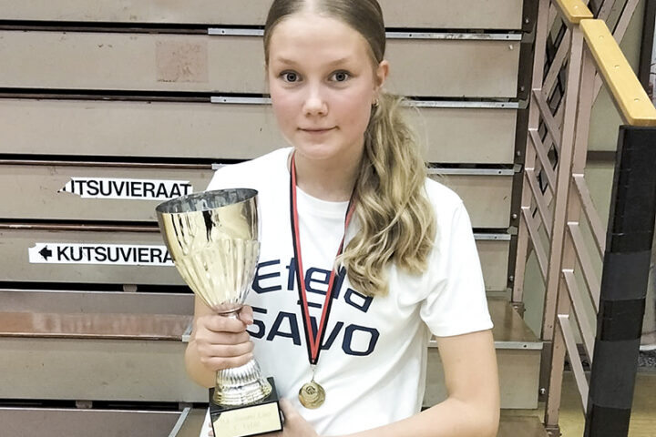 Eveliina Väänänen lentopallo Itä-Suomi Cupin kulta mestaruus (kuvaaja Tarja Help-Väänänen)_käsitelty