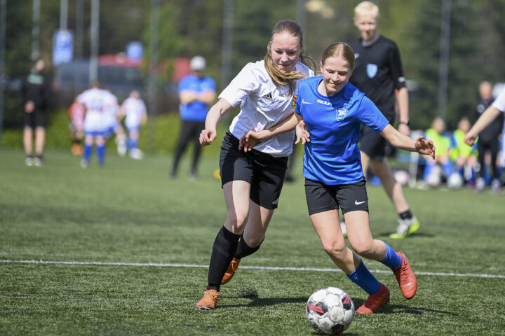 KiuPa ja ToU T13 jalkapallo (kuvaaja Lassi Myllylä)_käsitelty