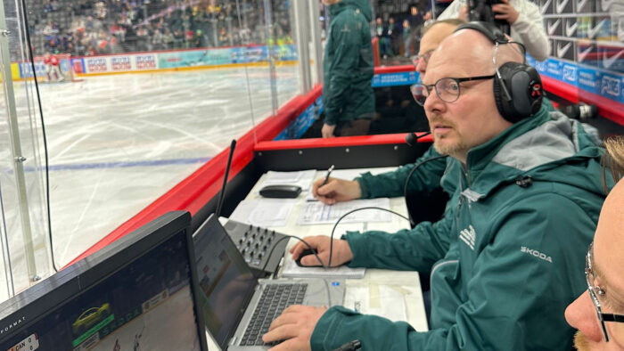 Mika Kämäräinen toimitsijana jääkiekon MM-kisoissa 2_nettiin