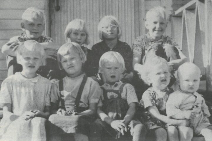 Vanha kuva Kiuruvesi-lehti vuosi 1975 Kalliokylän Härkäahon lapsia