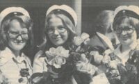 Vanha kuva Kiuruvesi-lehti vuosi 1975 Kiuruveden lukio kevään ylioppilaat Paula Kivinen Helena Kettunen ja Tuula Kamaja