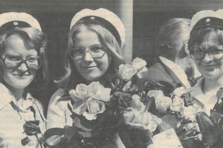 Vanha kuva Kiuruvesi-lehti vuosi 1975 Kiuruveden lukio kevään ylioppilaat Paula Kivinen Helena Kettunen ja Tuula Kamaja