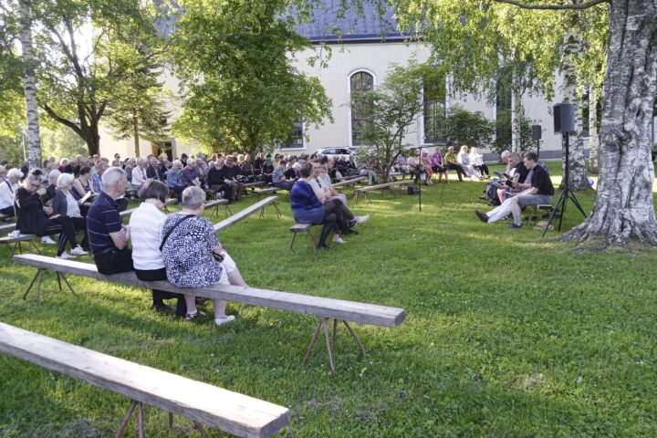 Herättäjäjuhlille lähtöseurat (kuvaaja Maarit Äyhynmäki)_nettiin