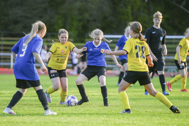 KiuPa ja KuPS jalkapallo T12-joukkueet (kuvaaja Lassi Myllylä)_käsitelty