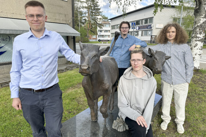 Kiuruveden nuorisovaltuusto Luukas Hyytiäinen Tapani Tikka Eeli Blomberg ja Aleksi Partanen_käsitelty
