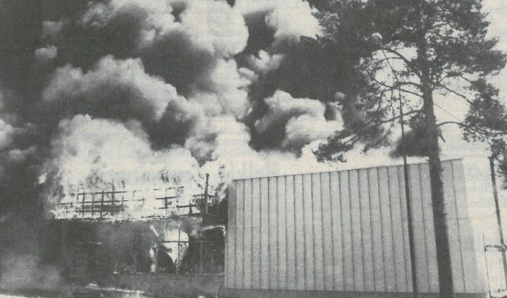 Vanha kuva Kiuruvesi-lehti vuosi 1975 uuden tavaratalon tulipalo Juho Peltola Oy