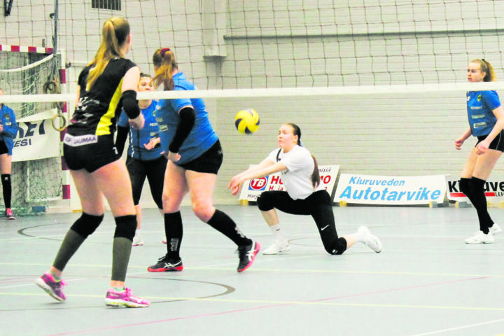 Vilma Lohvan tyylinäytettä, Lotta Valtonen varmisttaa vieressä