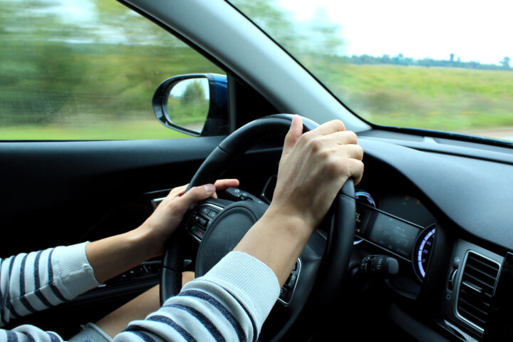 Autoilu autolla ajaminen kuvituskuva