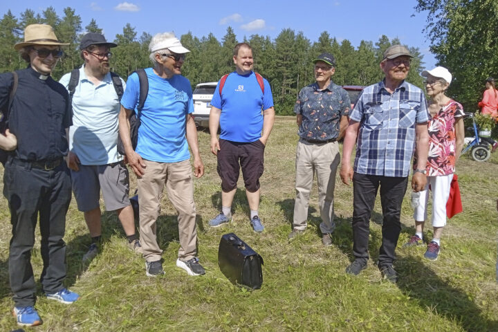 Seurakävely Miikka Huuskonen Ville-Veikko Savinen Paavo Niskanen Kalle Hiltunen Kalevi Ruotsalainen Tuomo Saastamoinen Maija Ruotsalainen_käsitelty