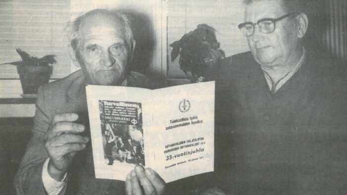 Vanha kuva Kiuruvesi-lehti vuosi 1975 Rieti Partanen ja Tauno Huttunen Kiuruveden Sotainvalidit ry