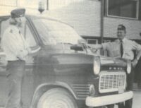 Vanha kuva Kiuruvesi-lehti vuosi 1975 poliisiauto mustamaija vanhempi konstaapeli Tauno Meriläinen ja nuorempi konstaapeli Erkki Ruotsalainen