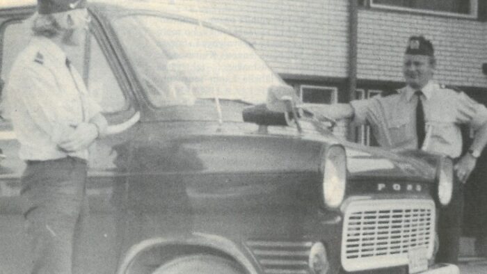 Vanha kuva Kiuruvesi-lehti vuosi 1975 poliisiauto mustamaija vanhempi konstaapeli Tauno Meriläinen ja nuorempi konstaapeli Erkki Ruotsalainen