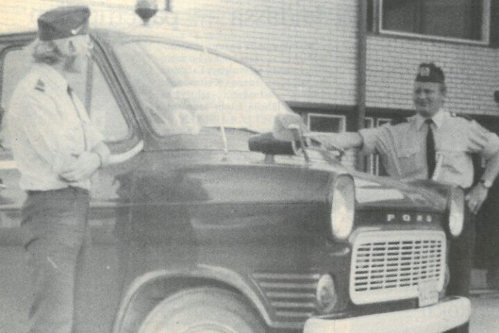 Vanha kuva Kiuruvesi-lehti vuosi 1975 poliisiauto mustamaija vanhempi konstaapeli Tauno Meriläinen ja nuorempi konstaapeli Erkki Ruotsalainen
