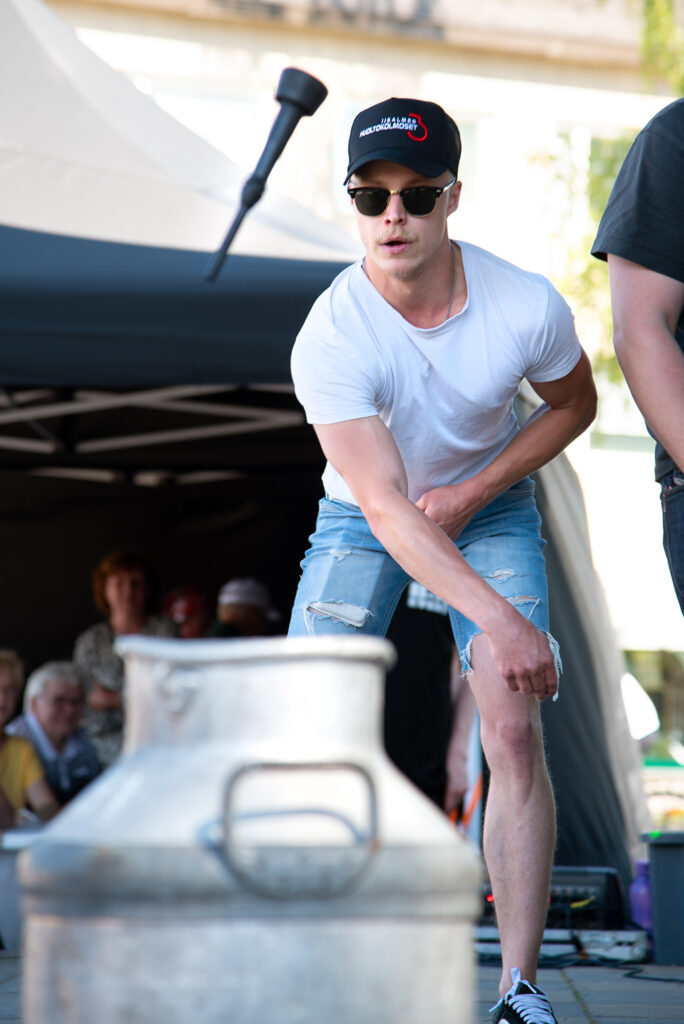 Viime vuoden maitopoikakilpailussa miteltiin nännikumin heitossa. Kuvassa Lauri Lind.