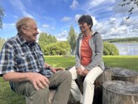 John Tenhunen ja hänen vaimonsa Bärbel ihastelivat kirkkoherran pappilan pihapiiriä ja järvinäkymiä. Tällä paikalla oli aikanaan Tenhusten sukutila Kettula.