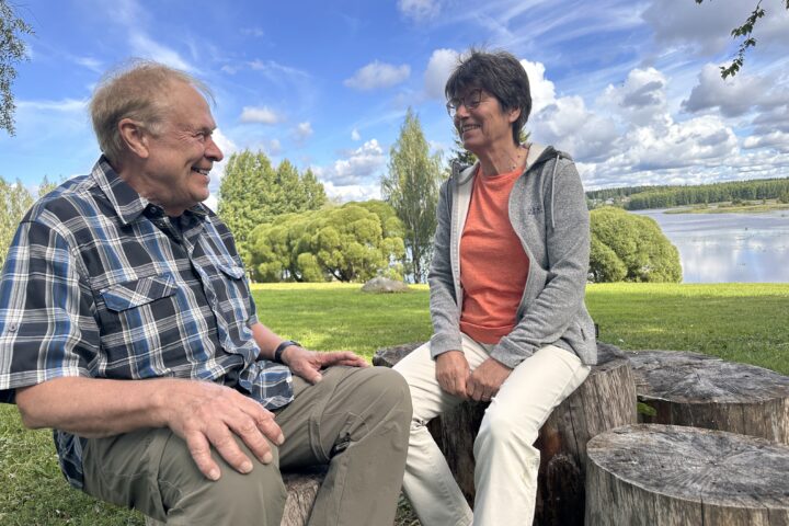 John Tenhunen ja hänen vaimonsa Bärbel ihastelivat kirkkoherran pappilan pihapiiriä ja järvinäkymiä. Tällä paikalla oli aikanaan Tenhusten sukutila Kettula.