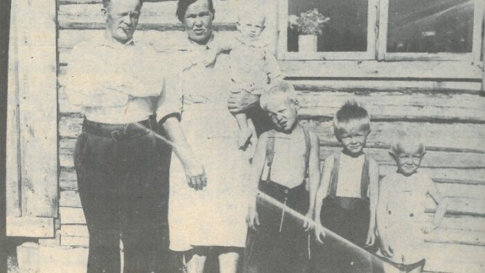 Vanha kuva Kiuruvesi-lehti vuosi 1975 Niirasten perhe Korpijoki raivaajatarina