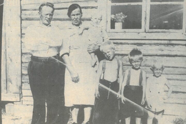Vanha kuva Kiuruvesi-lehti vuosi 1975 Niirasten perhe Korpijoki raivaajatarina