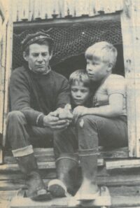 Vanha kuva Kiuruvesi-lehti vuosi 1975 fasaani lintu Pertti Marin ja pojat