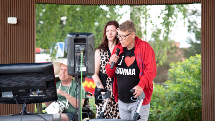kehitysvammaisten_karaoke_nina_kiiramo_netti
