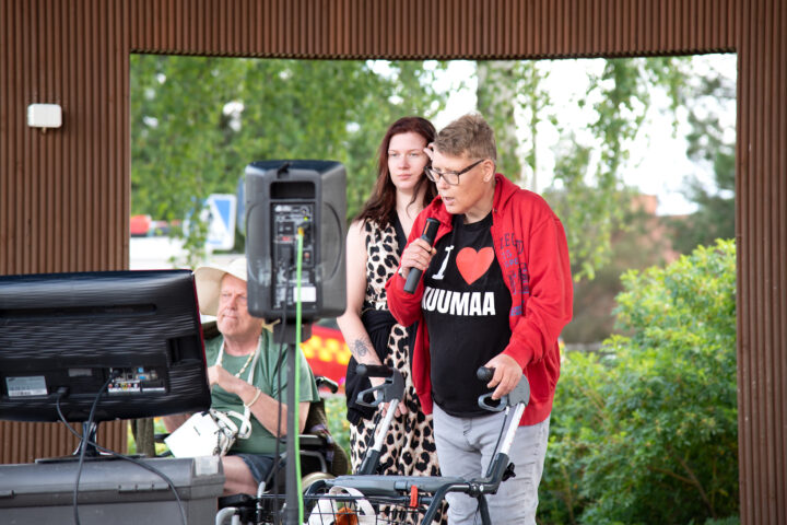 kehitysvammaisten_karaoke_nina_kiiramo_netti