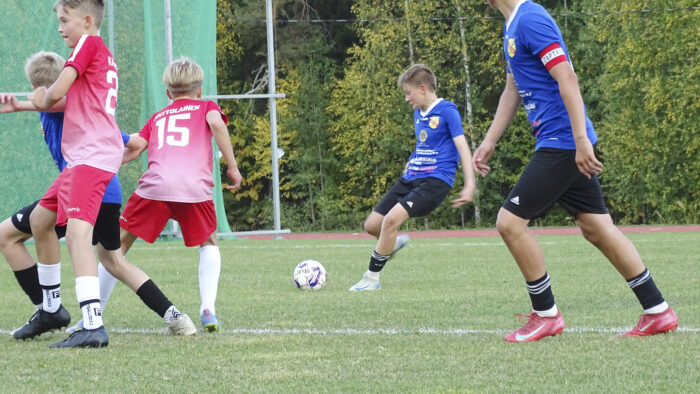 KiuPa ja JPS P13-jalkapallo (kuvaaja Pekka Kattainen)_käsitelty