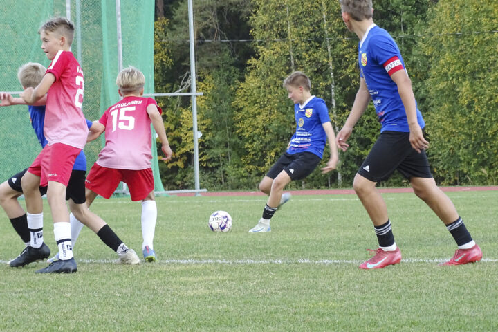 KiuPa ja JPS P13-jalkapallo (kuvaaja Pekka Kattainen)_käsitelty
