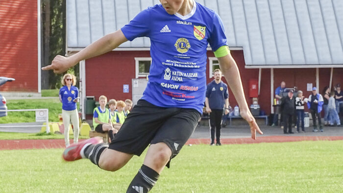 KiuPa jalkapallo P13-joukkueen kapteeni Elias Nuutinen (kuvaaja Pekka Kattainen)_nettiin