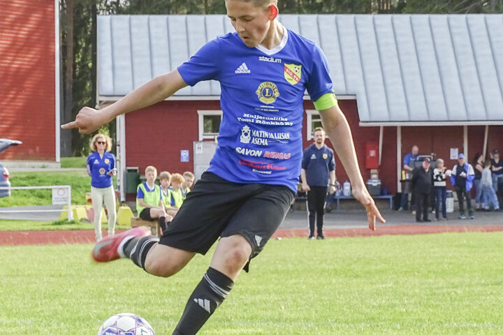 KiuPa jalkapallo P13-joukkueen kapteeni Elias Nuutinen (kuvaaja Pekka Kattainen)_nettiin
