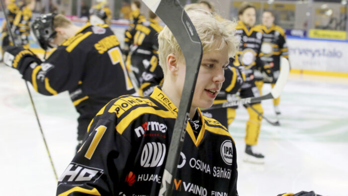 Roope Tossavainen jääkiekko IPK Mestis 1 (kuvaaja Janne Falck)_käsitelty