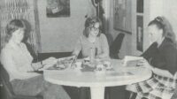 Vanha kuva Kiuruvesi-lehti vuosi 1975 kansalaisopisto uudet tilat Rinnekodissa opettaja Anneli Laitinen toimistoapulainen Anneli Katainen ja rehtori Pirkko Marjavaara