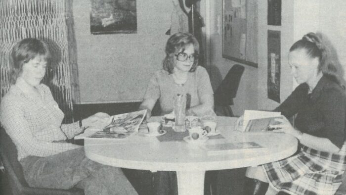 Vanha kuva Kiuruvesi-lehti vuosi 1975 kansalaisopisto uudet tilat Rinnekodissa opettaja Anneli Laitinen toimistoapulainen Anneli Katainen ja rehtori Pirkko Marjavaara