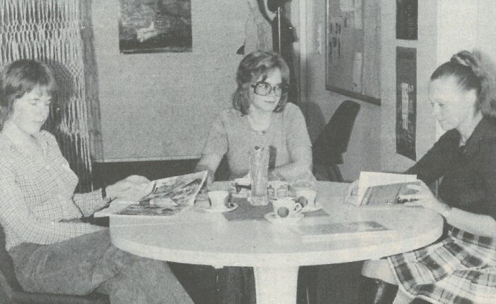 Vanha kuva Kiuruvesi-lehti vuosi 1975 kansalaisopisto uudet tilat Rinnekodissa opettaja Anneli Laitinen toimistoapulainen Anneli Katainen ja rehtori Pirkko Marjavaara