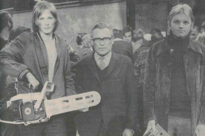 Vanha kuva Kiuruvesi-lehti vuosi 1975 metsätaitokilpailut kolme parasta Väinö Pääkkö Veli Pulkkinen ja Pekka Niskanen