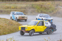 Jokkis-kisat jokamiehenluokka autokilpailut Haapakummussa Kosti Kärkkäinen numero 74 evk-luokka (kuvaaja Riitta Airaksinen)_nettiin