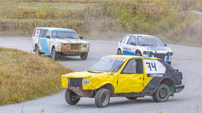 Jokkis-kisat jokamiehenluokka autokilpailut Haapakummussa Kosti Kärkkäinen numero 74 evk-luokka (kuvaaja Riitta Airaksinen)_nettiin