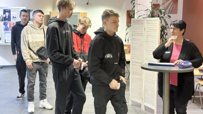Kutsunnat Kiuruveden kulttuuritalolla asevelvolliset ilmoittautumassa_käsitelty
