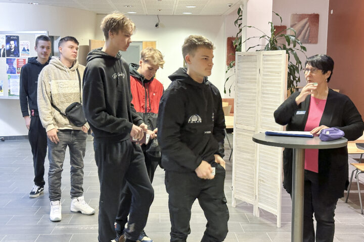 Kutsunnat Kiuruveden kulttuuritalolla asevelvolliset ilmoittautumassa_käsitelty