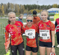 SM-maastojuoksut Kiuruveden Urheilijat T15-pronssijoukkue Sofia ja Alisa Lohvansuu sekä Anna Siponen_nettiin
