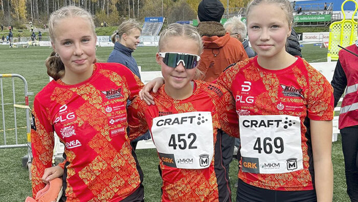 SM-maastojuoksut Kiuruveden Urheilijat T15-pronssijoukkue Sofia ja Alisa Lohvansuu sekä Anna Siponen_nettiin