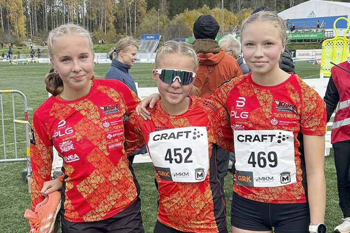 SM-maastojuoksut Kiuruveden Urheilijat T15-pronssijoukkue Sofia ja Alisa Lohvansuu sekä Anna Siponen_nettiin