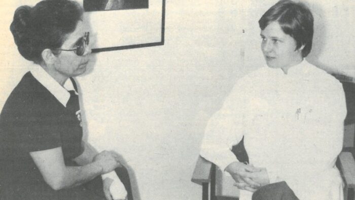 Vanha valokuva Kiuruvesi-lehti vuosi 1975 Kiuruveden terveyskeskus ylihoitaja Maire Pyhäjärvi ja lääkäri Kirsti Heikkilä