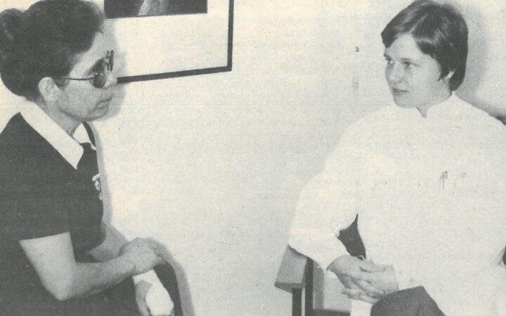 Vanha valokuva Kiuruvesi-lehti vuosi 1975 Kiuruveden terveyskeskus ylihoitaja Maire Pyhäjärvi ja lääkäri Kirsti Heikkilä