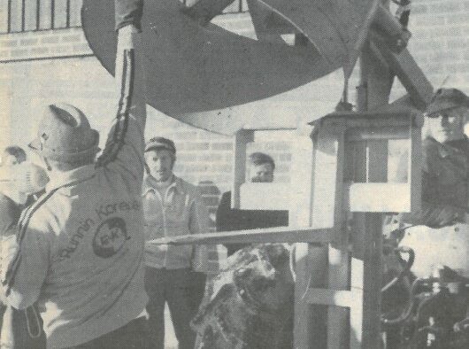 Vanha valokuva Kiuruvesi-lehti vuosi 1975 rehuleikkuri