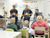 IPK Iisalmen Peli-Karhut Nivan kouluvierailu jäähallilla Valtteri ja Santeri Koskela sekä Niko Härkönen ja eskarit_käsitelty