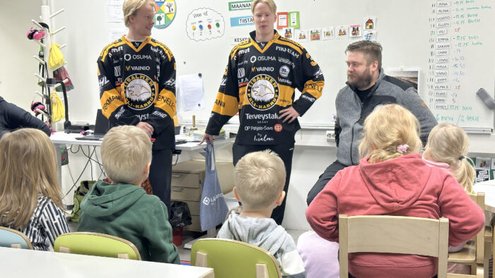 IPK Iisalmen Peli-Karhut Nivan kouluvierailu jäähallilla Valtteri ja Santeri Koskela sekä Niko Härkönen ja eskarit_käsitelty