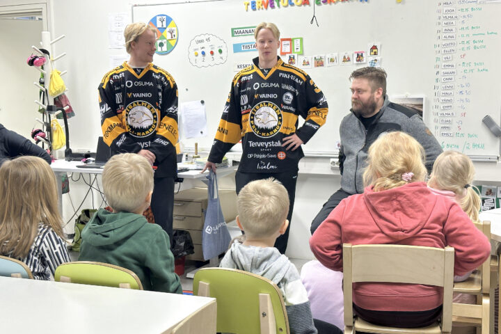 IPK Iisalmen Peli-Karhut Nivan kouluvierailu jäähallilla Valtteri ja Santeri Koskela sekä Niko Härkönen ja eskarit_käsitelty