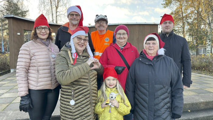 Joulunavauksen ennakko Kiuruveden Lions-klubilaiset LC Kiuruvesi Niva ja Helmiina_käsitelty